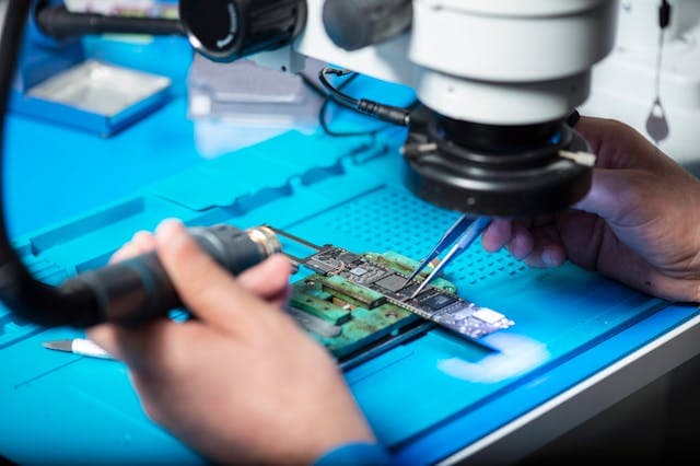 FasoFix repair technician